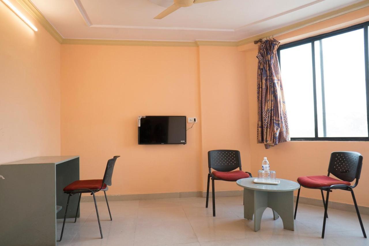 Oyo Flagship 37830 Hotel Aakar International Satara Dış mekan fotoğraf