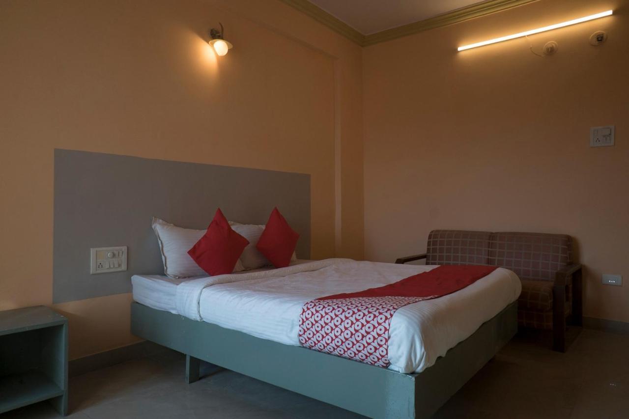 Oyo Flagship 37830 Hotel Aakar International Satara Dış mekan fotoğraf