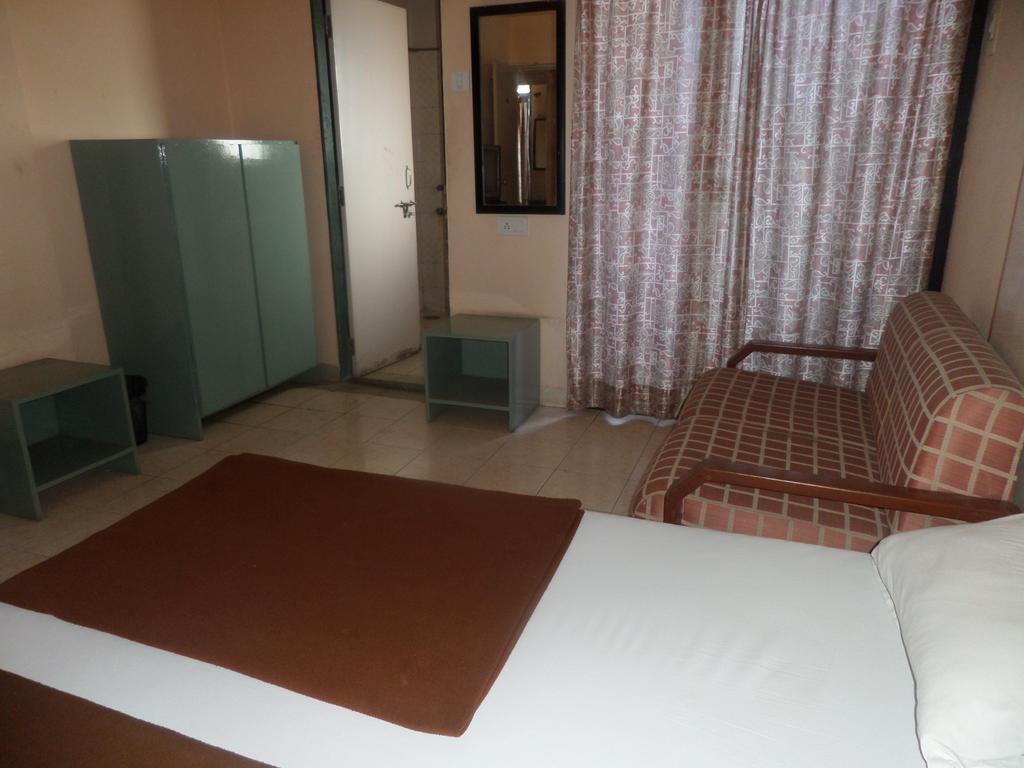 Oyo Flagship 37830 Hotel Aakar International Satara Dış mekan fotoğraf
