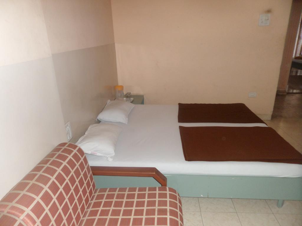 Oyo Flagship 37830 Hotel Aakar International Satara Dış mekan fotoğraf