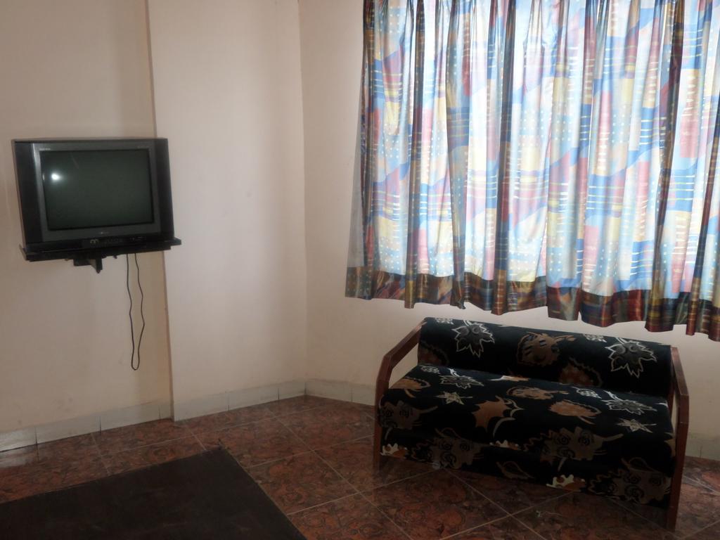 Oyo Flagship 37830 Hotel Aakar International Satara Dış mekan fotoğraf