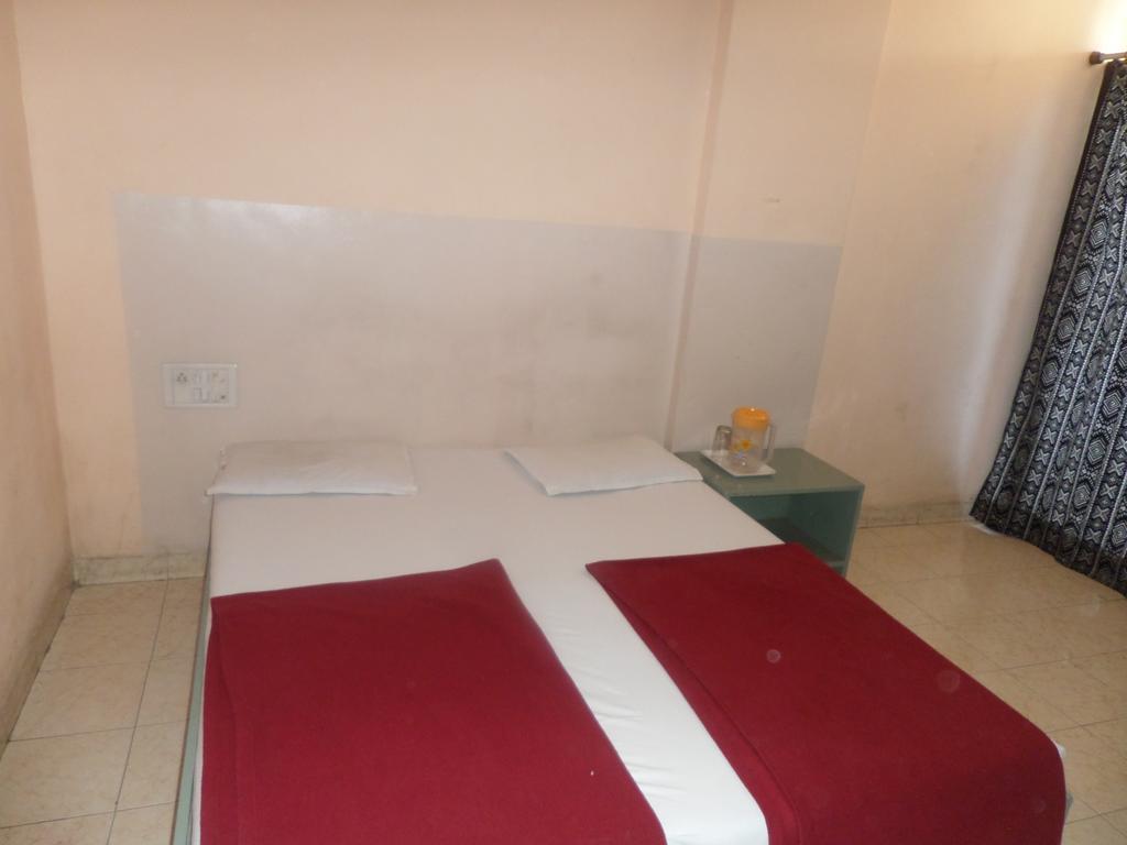 Oyo Flagship 37830 Hotel Aakar International Satara Dış mekan fotoğraf