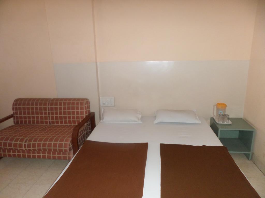 Oyo Flagship 37830 Hotel Aakar International Satara Dış mekan fotoğraf