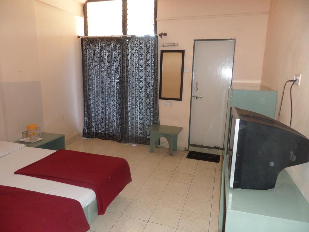 Oyo Flagship 37830 Hotel Aakar International Satara Dış mekan fotoğraf