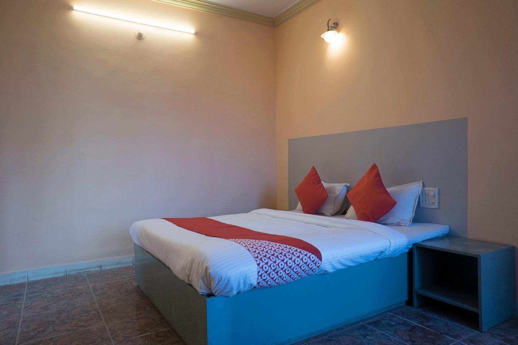 Oyo Flagship 37830 Hotel Aakar International Satara Dış mekan fotoğraf