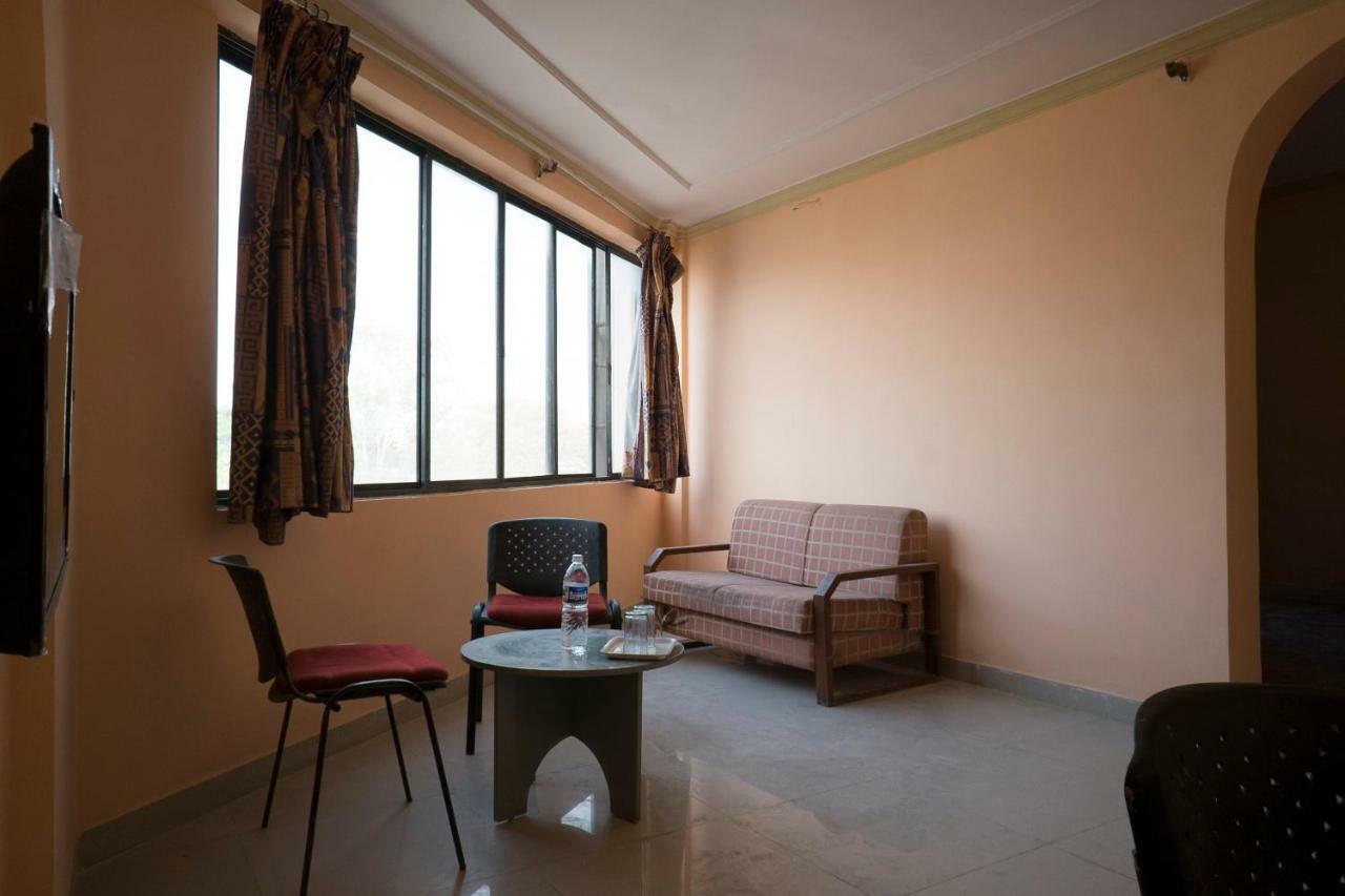 Oyo Flagship 37830 Hotel Aakar International Satara Dış mekan fotoğraf